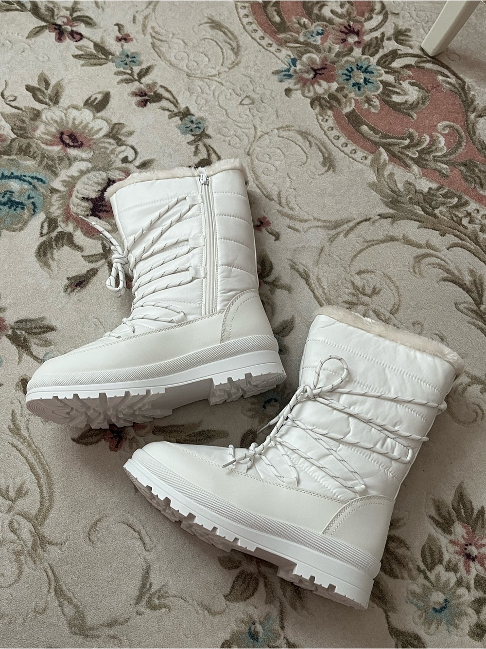 Women's White Insulated Lace-Up Winter Boots with Faux Fur Trim